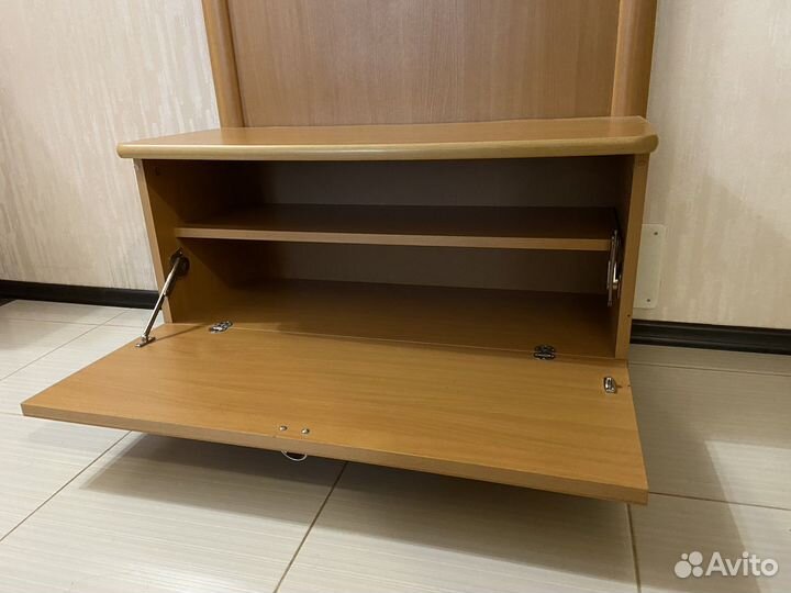 Вешалка для одежды с обувницей в прихожую