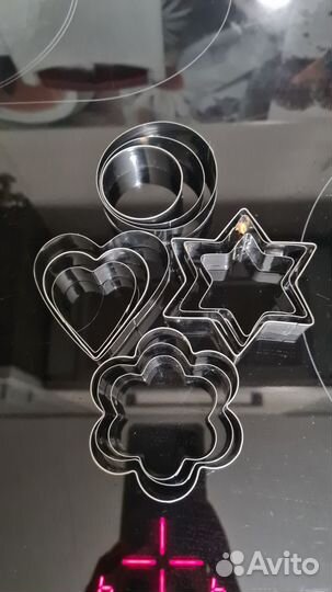 Щипцы, лопатка, соковыжималка, формы для выпечки