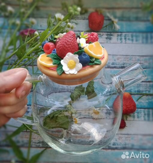 Чайник с декором из полимерной глины