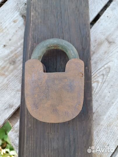 Навесной замок старинный латунный. Амбарный замок