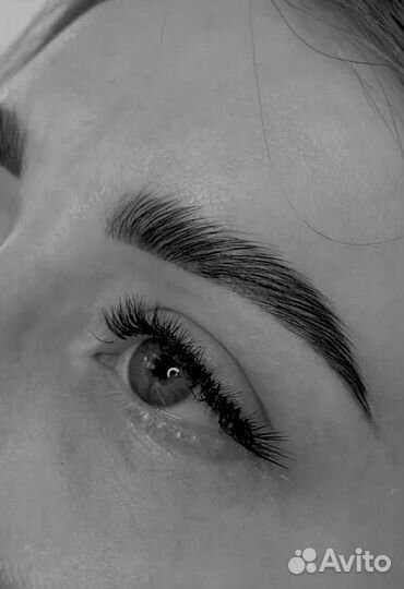 Модель на брови