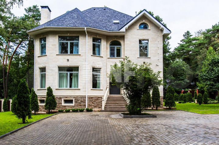 Дом 700 м² на участке 16 сот.