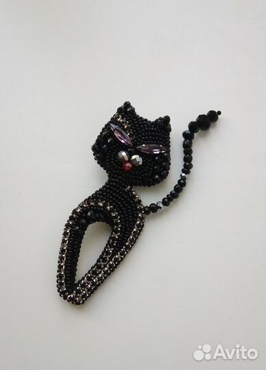 Брошь- кошечка из бисера с камнями