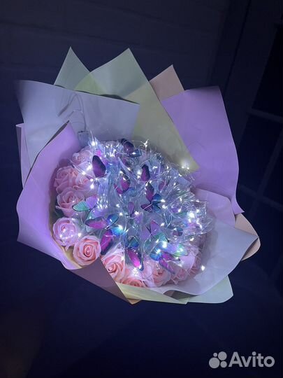 Букет из бабочек с мыльными розами