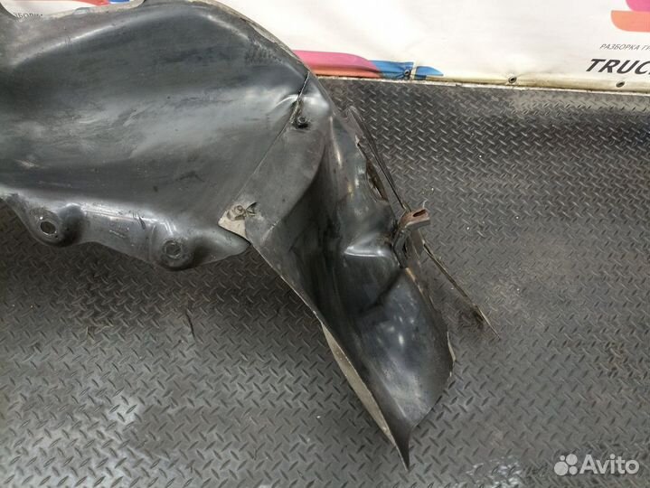 Подкрылок передний правый