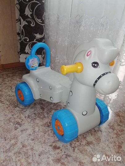 Детская лошадка на колесиках