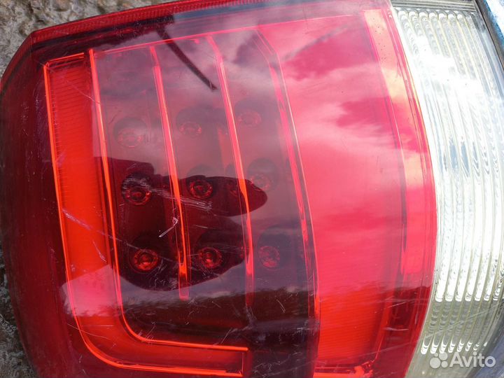 Тойота ладкрузер 200 задний левый фонарь