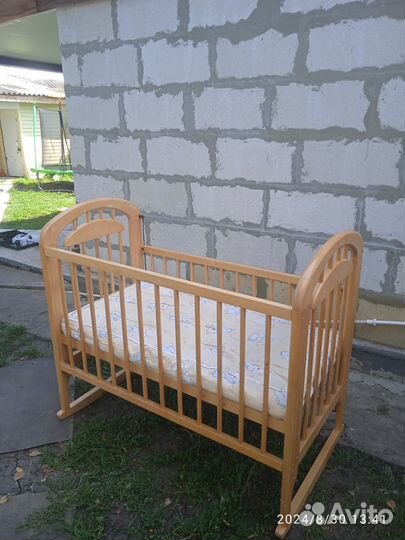 Детская кроватка с маятником