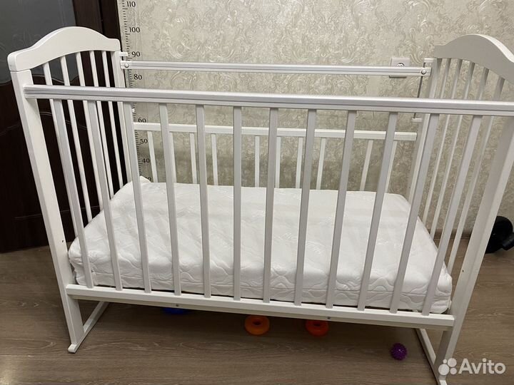 Детская кроватка с маятником белая