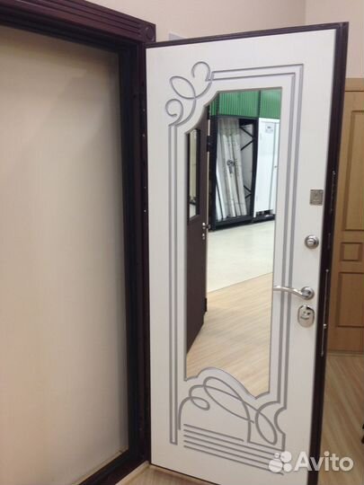 Входная дверь с зеркалом для квартиры