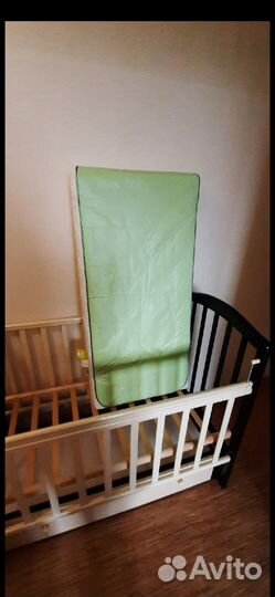 Детская кроватка с продольным маятником