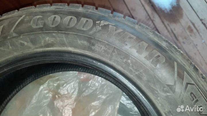 Goodyear UltraGrip 215/65 R17