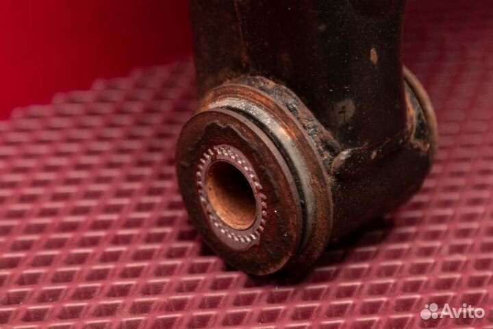 Рычаг подвески нижний передний правый Toyota Land