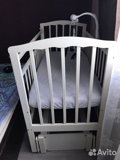 Детская кроватка с продольным маятником
