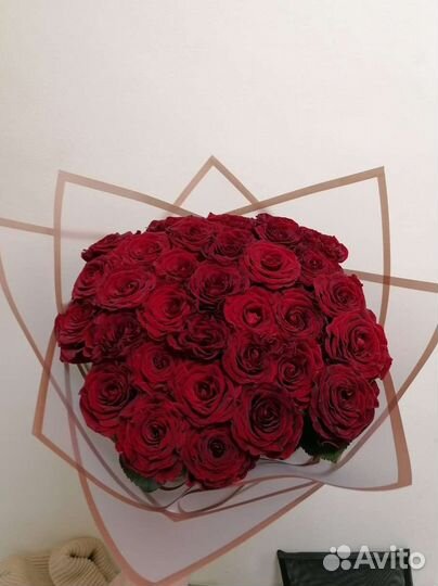 Бордовая роза с оформлением. Букет цветов 31 шт