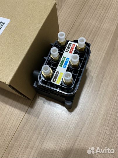 Блок клапанов пневмоподвески для Mercedes GL X164