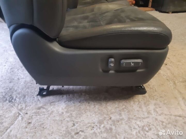 Передние сиденья от land cruiser 200