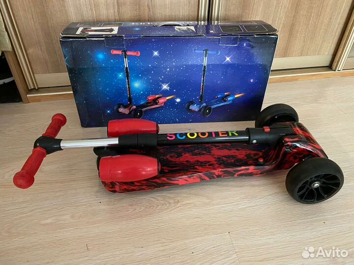 Самокат детский с музыкой, подсветкой и огнём