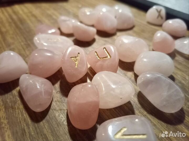 Руны из кристаллов розового кварца