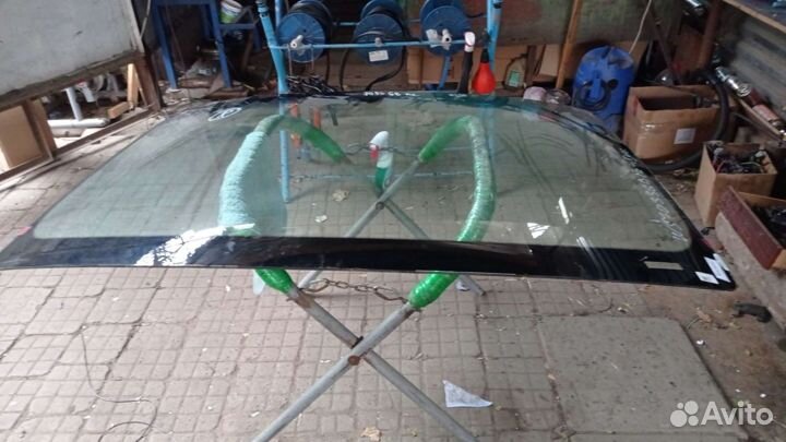 Лобовое стекло на Фолцваген Пассат в наличие есть