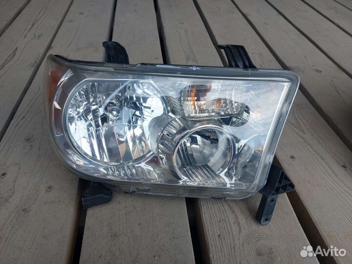 Фара правая Toyota Tundra 2007-13 Sequoia