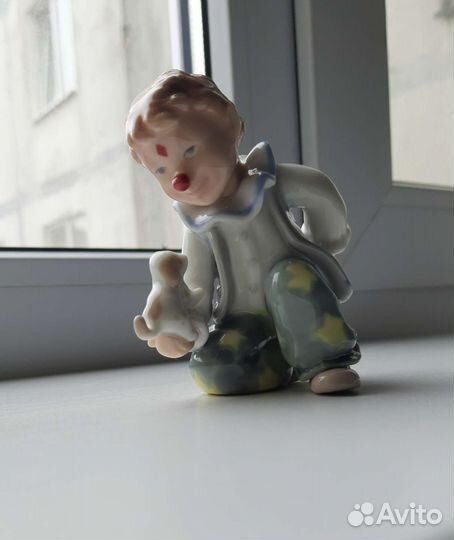 Статуэтка керамика Мальчик-клоун с собачкой