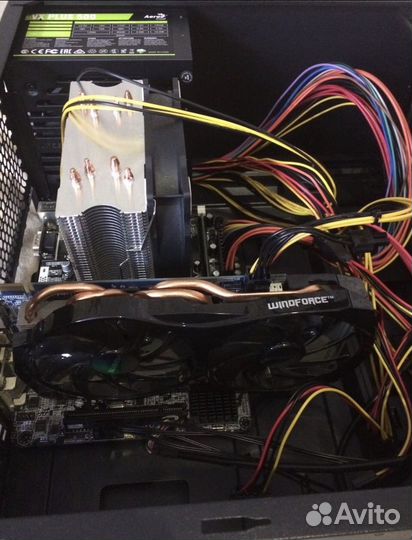 Игровой компьютер с монитором и клавиатурой