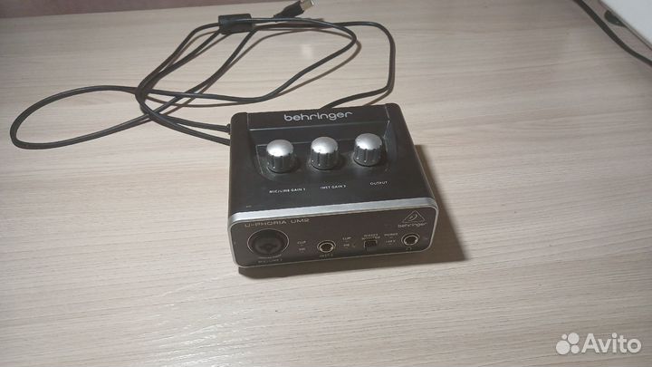 Звуковая карта Behringer UM2