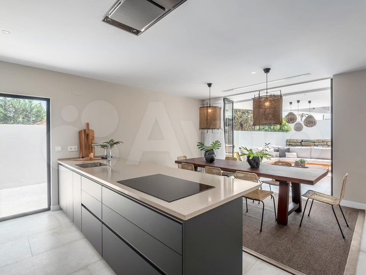 Дом 237 м² на участке 5 сот.