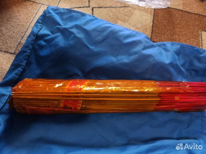 Вонючие палки из тая тлеют и дымят