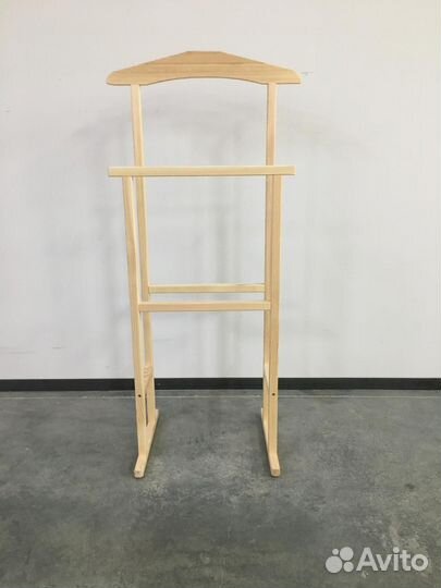 Деревянная вешалка стойка с плечиками напольная