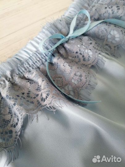 Шорты шелковые с кружевом