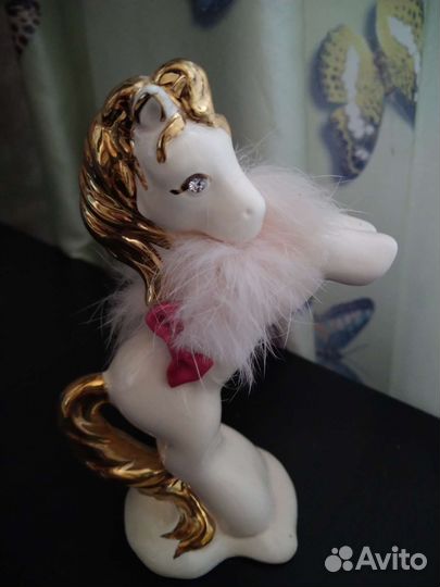 Лошадь Фарфоровая статуэтка