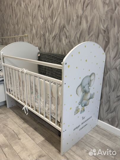 Детская кроватка с маятником