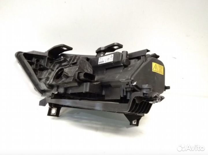 Фара правая Audi Q3 (2011-2014)