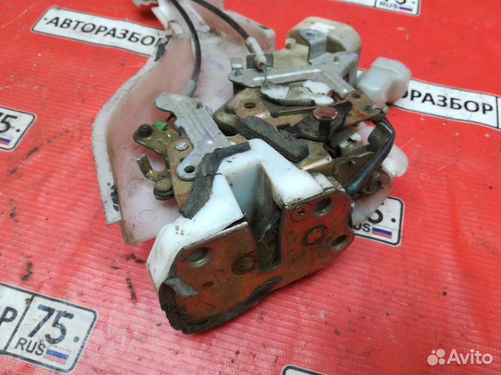 Замок двери задний левый Toyota Harrier MCU10W