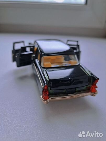 Коллекционная модель автомобиля Чайка СССР газ-13