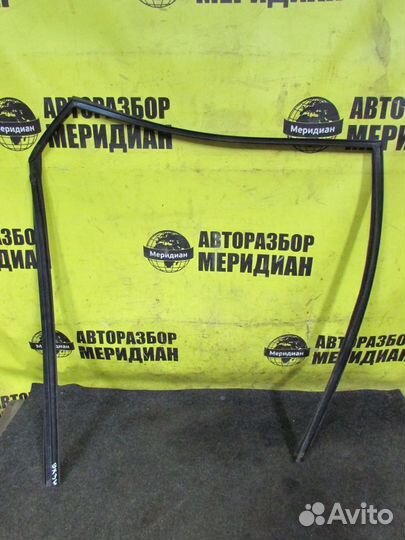 Уплотнитель желобка левого стекла на Mazda 3 BK