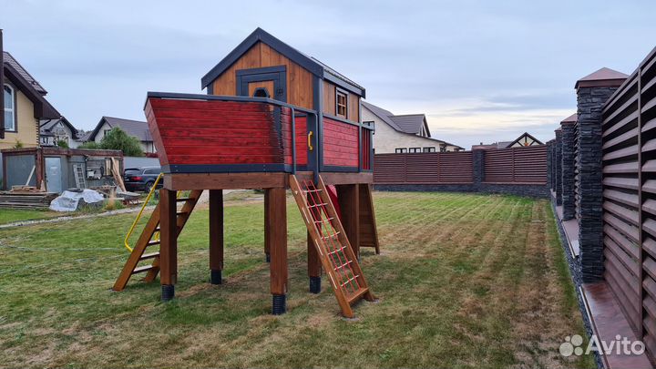 Детский домик на подиуме кораблик