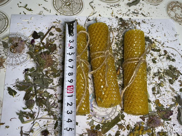 Свечи из вощины желтые с травами, ручная работа