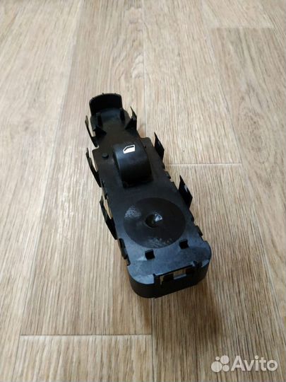 Кнопка стеклоподъемника переднего правого Пежо 308