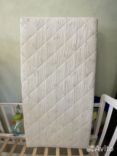 Детская кроватка с продольным маятником