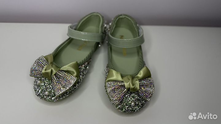 Туфли детские зеленые со стразами