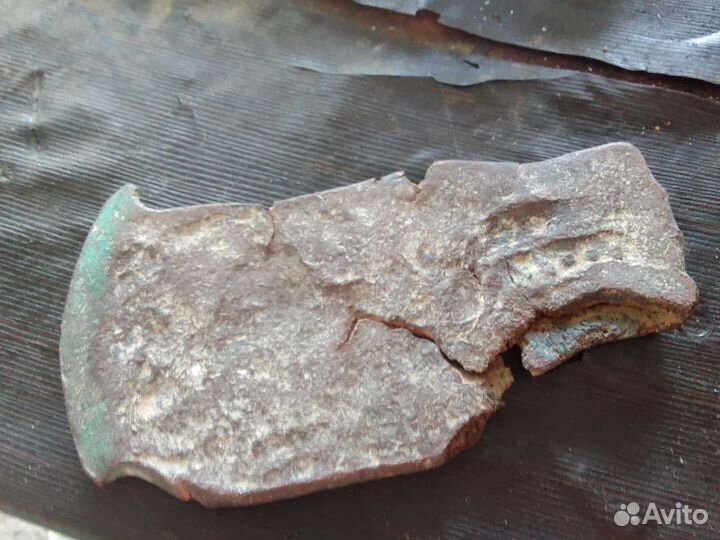 Древний топор из чистой меди