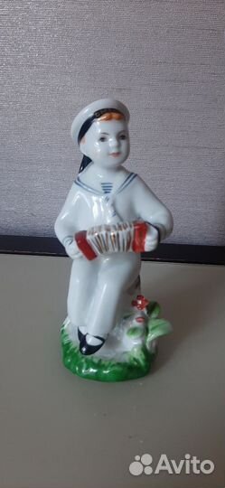 Фарфор. статуэтка Морячок с гармошкой Смелый лфз