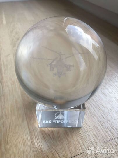 Подарочный вертолет в стеклянном шаре