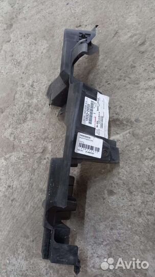 Дефлектор радиатора правый Toyota Camry 70