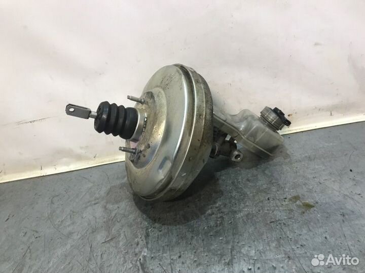 Главный тормозной цилиндр и вакуумный усилитель в
