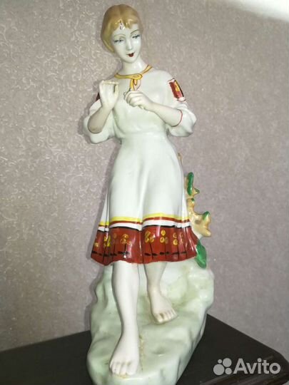 Статуэтка фарфор