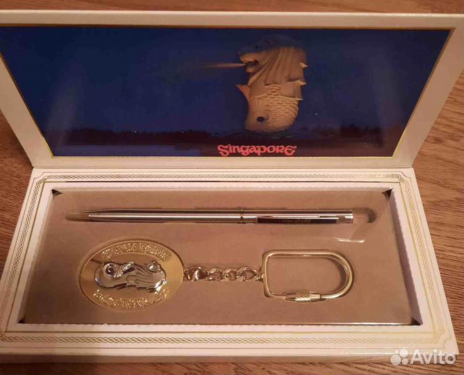 Набор подарочный (ручка + брелок) из Сингапура